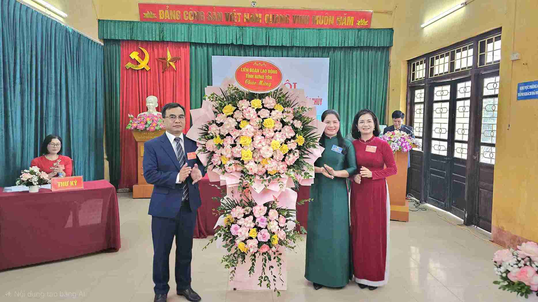 La Sra. Nguyen Thi Thoang entrega flores para felicitar el festival. Foto: Departamento de Construccion de la provincia de Hung Yen