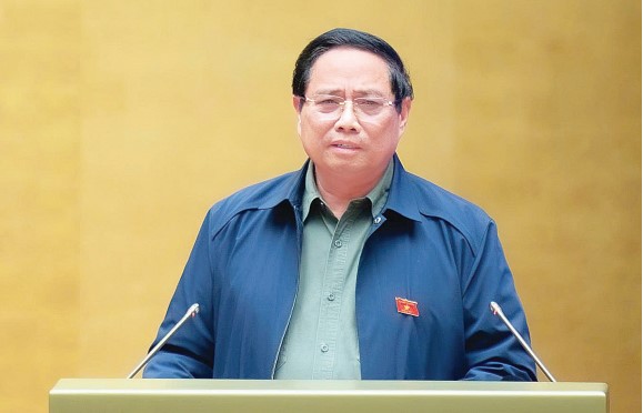 El miembro del Buro Politico y Primer Ministro Pham Minh Chinh discutio en el grupo en la Asamblea Nacional sobre el proyecto de Documento presentado al XIV Congreso Nacional del Partido el 4 de noviembre. Foto: Pham Dong