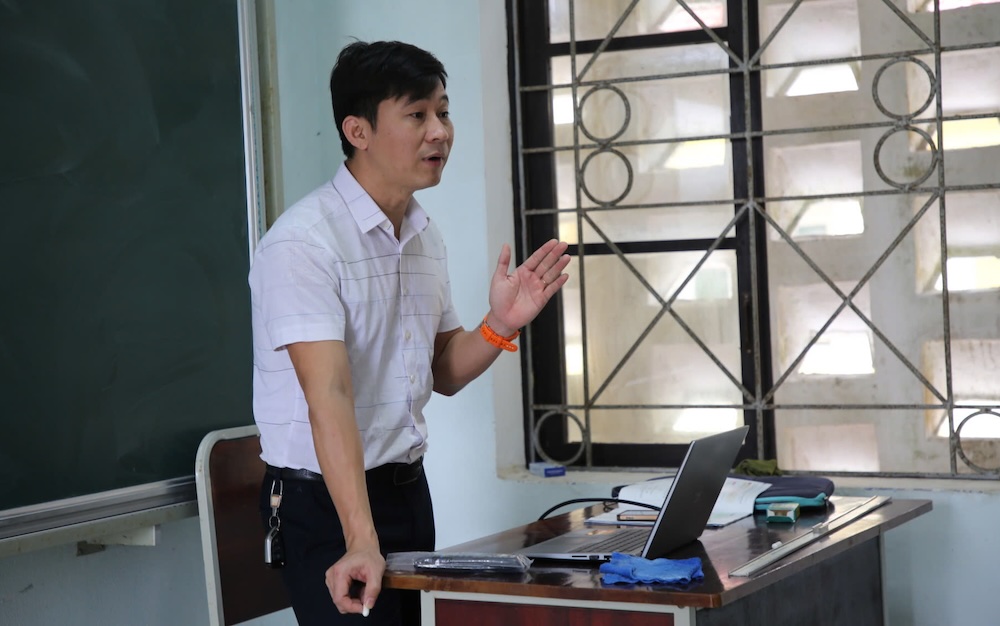 The teacher has been sowing "gold" for the Physics team for nearly 20 years. Photo: Cong Sang
