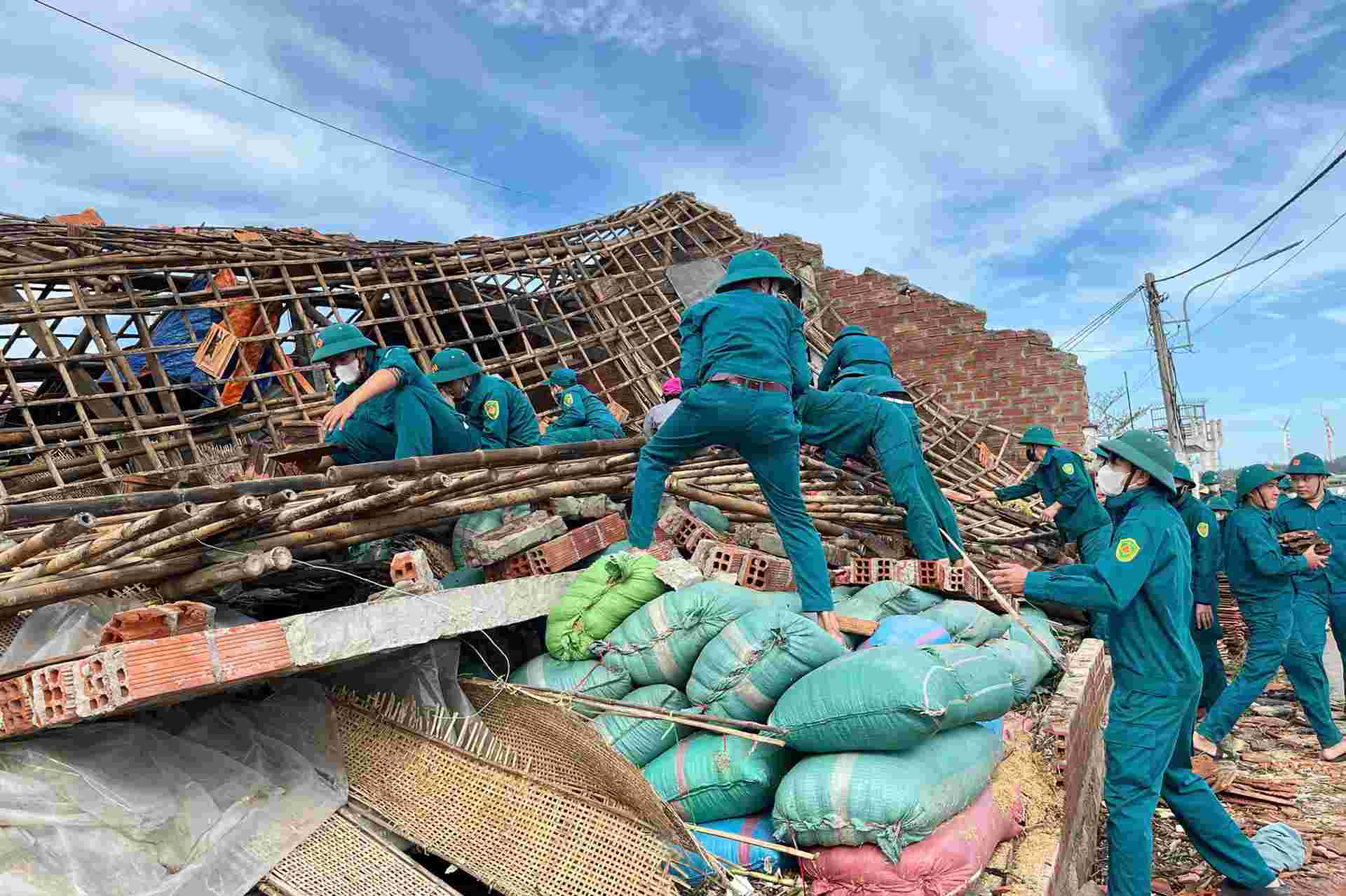 Cac luc luong xung kich duoc van dong giup dan lop lai mai nha sau bao so 13. Anh: Hoai Phuong