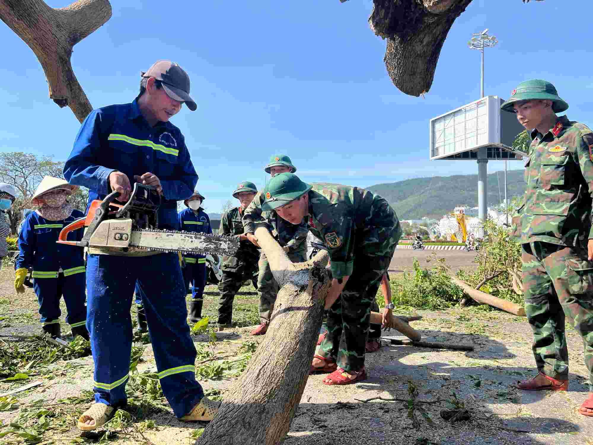 전선은 태풍 13호 이후 주민들을 돕기 위해 군대를 동원합니다. 사진: Hoai Phuong