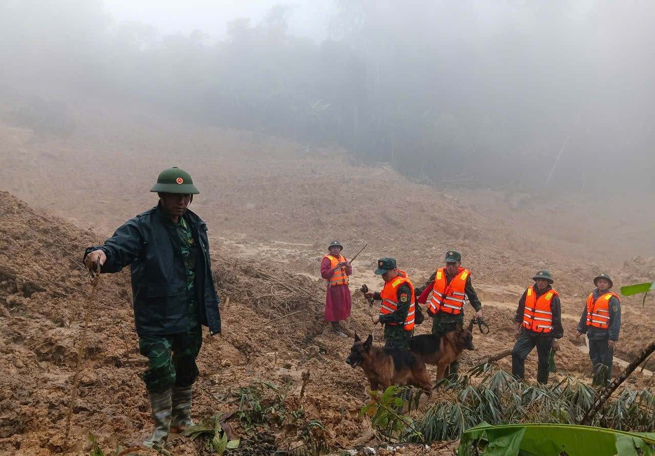 Military Region 5 continues to deploy troops and speed up the search for victims of the landslide in Hung Son commune, Da Nang. Photo: Pham Tung