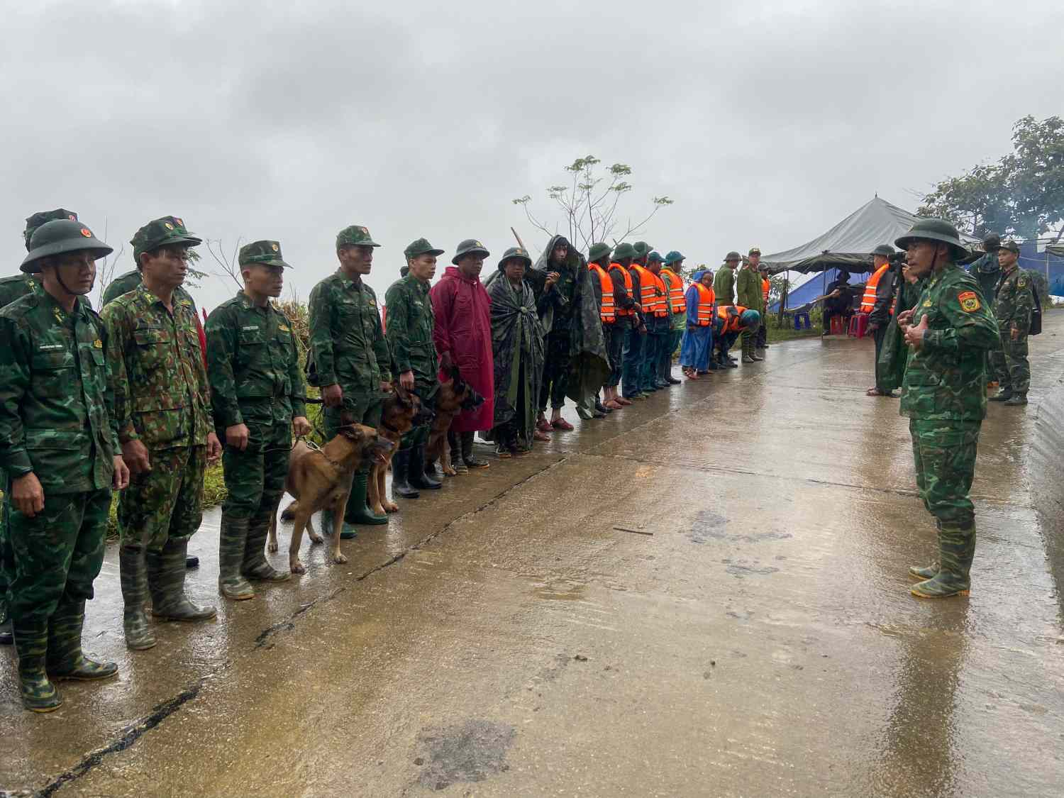 Quan khu 5 tiep tuc dieu quan, canh khuyen, tang toc tim kien nan nhan vu sat lo nui o xa Hung Son, Da Nang. Anh: Pham Tung
