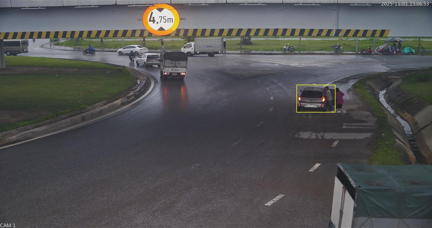 El propietario del vehiculo fue multado por el error de detener el vehiculo de forma incorrecta. Foto: Policia de Bac Ninh
