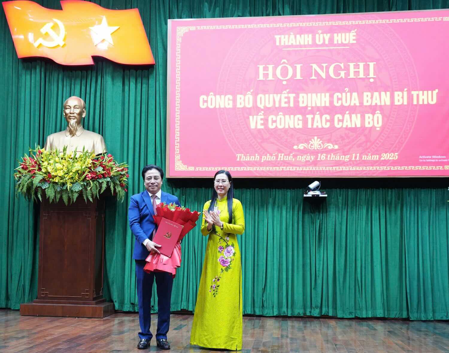 Ms. Bui Thi Quynh Van - Deputy Head of the Central Organizing Committee, presented the Decision on the transfer and appointment of Mr. Nguyen Khac Toan - Deputy Secretary of the Provincial Party Committee, Chairman of the People's Committee of Khanh Hoa Province, as Deputy Secretary of the Hue City Party Committee. Photo: N. Minh.
