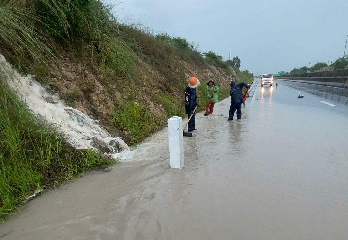 Xay ra ngap nuoc tai km215 cao toc Vinh Hao - Phan Thiet. Anh: Duy Tuan