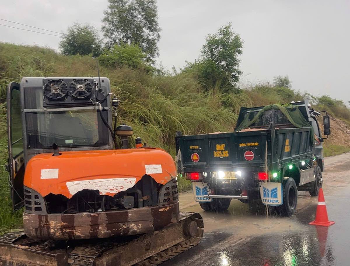 Cac phuong tien khac phuc khi xay ra ngap nuoc tai km215 cao toc Vinh Hao - Phan Thiet. Anh: Duy Tuan
