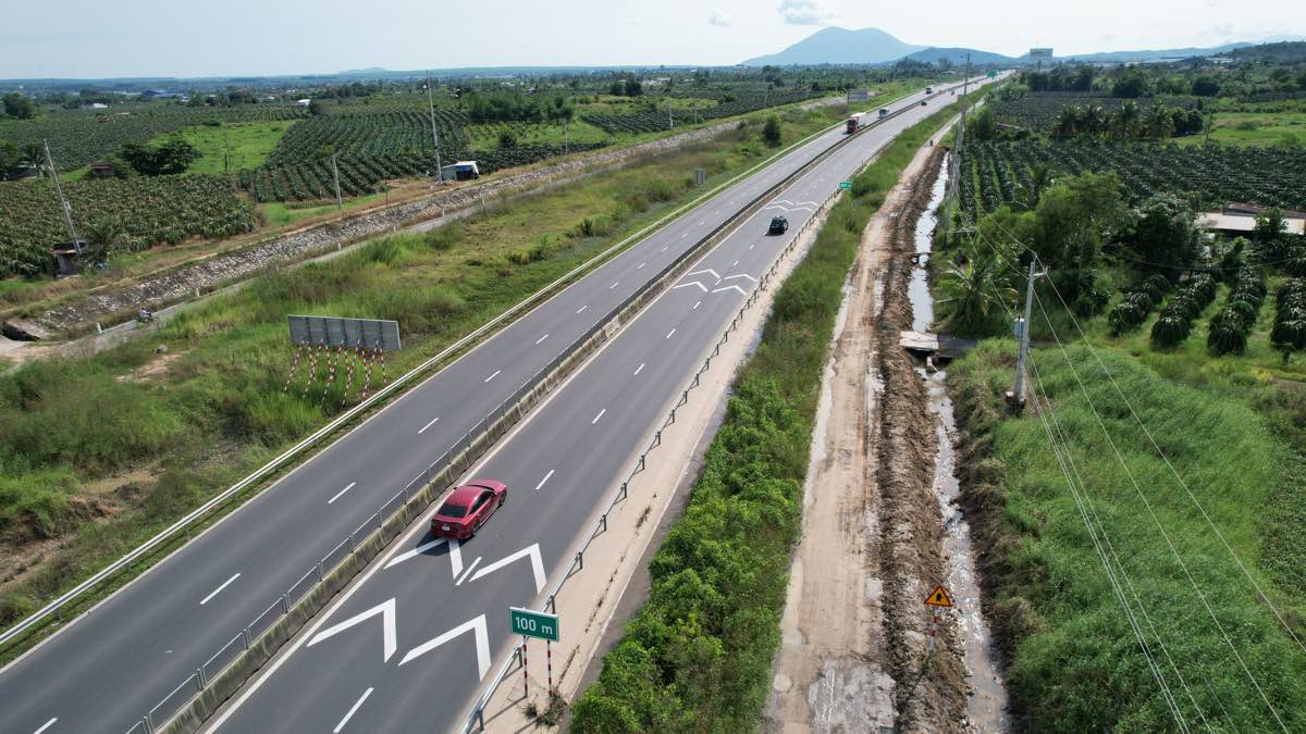 Vi tri ngap nuoc tai km233 cao toc Vinh Hao - Phan Thiet. Anh: Duy Tuan