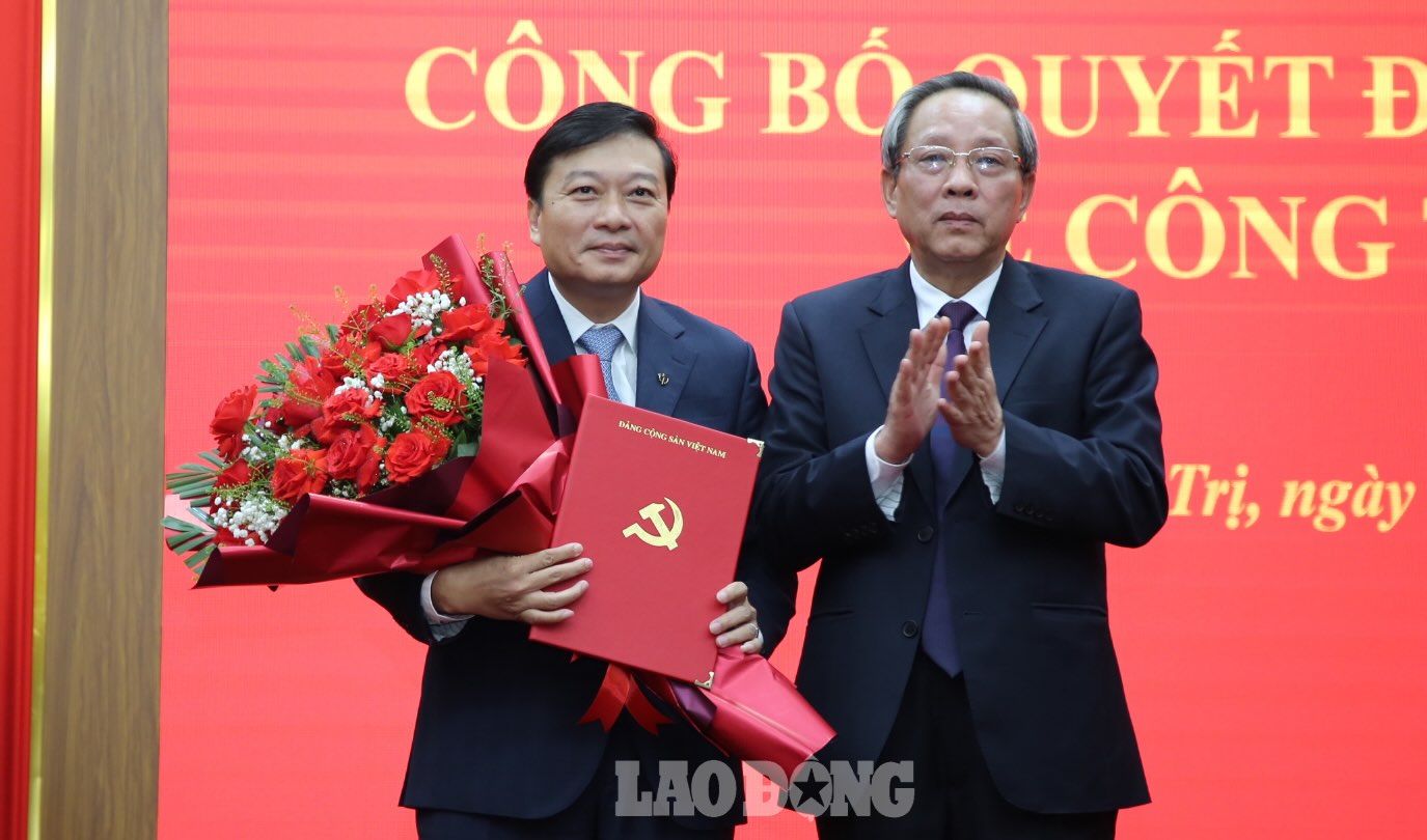 Mr. Hoang Dang Quang - Member of the Party Central Committee, Deputy Head of the Central Organizing Committee presented the Politburo's decision on the transfer and appointment of Mr. Le Hong Vinh to hold the position of Deputy Secretary of the Quang Tri Provincial Party Committee. Photo: Cong Sang