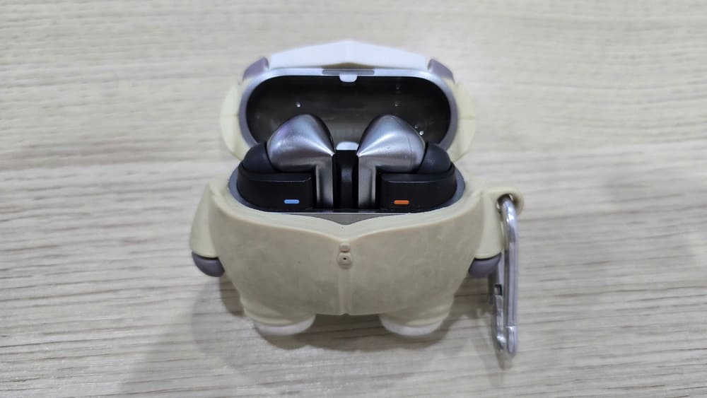 Bluetooth headphones are a practical gift for boyfriends on November 19th International Men's Day. Photo: Tuan Dat