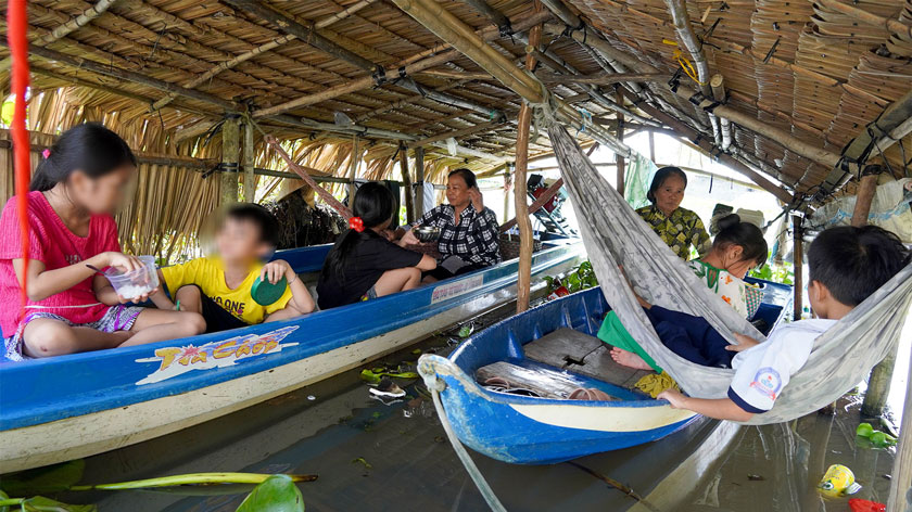 Choi la ven song noi cac em an trua, nghi ngoi truoc khi hoc buoi chieu. Anh: Phuong Anh