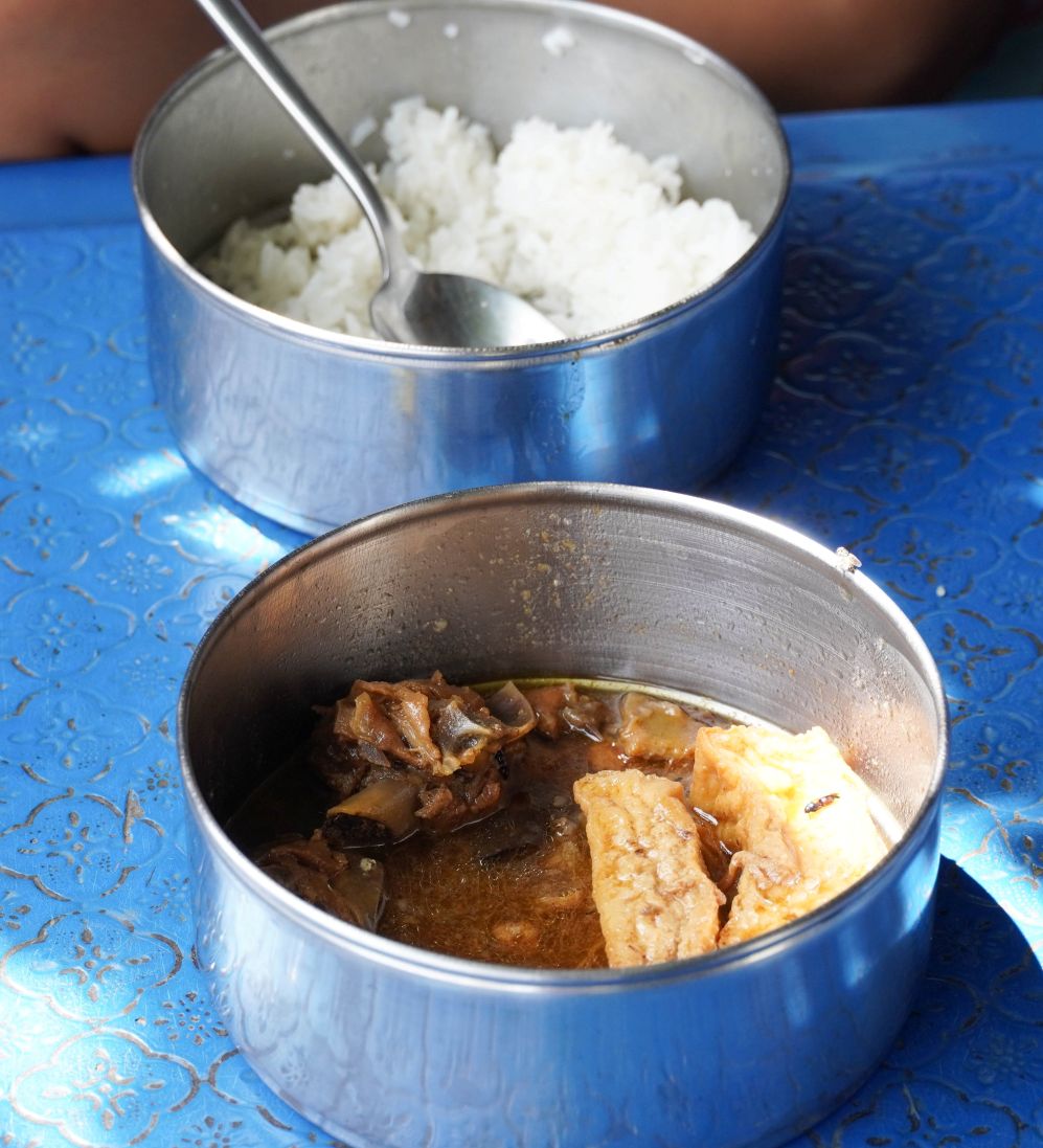 Thuc an duoc ba Thu chuan bi tu nha mang den truong cho chau dung bua trua. Anh: Phuong Anh