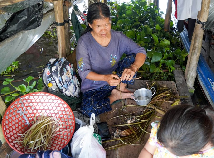 Suot nhieu nam lien ba Nguyen Thi Phuong (xa My Phuoc, TP Can Tho) cung chau ngoai den truong bang vo lai, ban ngay o tam trong choi la truoc cong truong. Anh: Phuong Anh