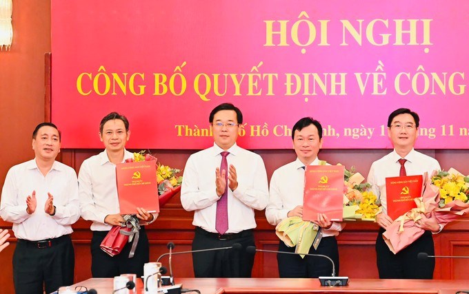 ホーチミン市党委員会のレ・コック・フォン常任副書記とホーチミン市党委員会組織委員会のファム・タイン・キエン委員長は、職員の動員、任命、任命に関する決定を手渡し、職員に花束を贈呈した。写真: thanhuytphcm.vn