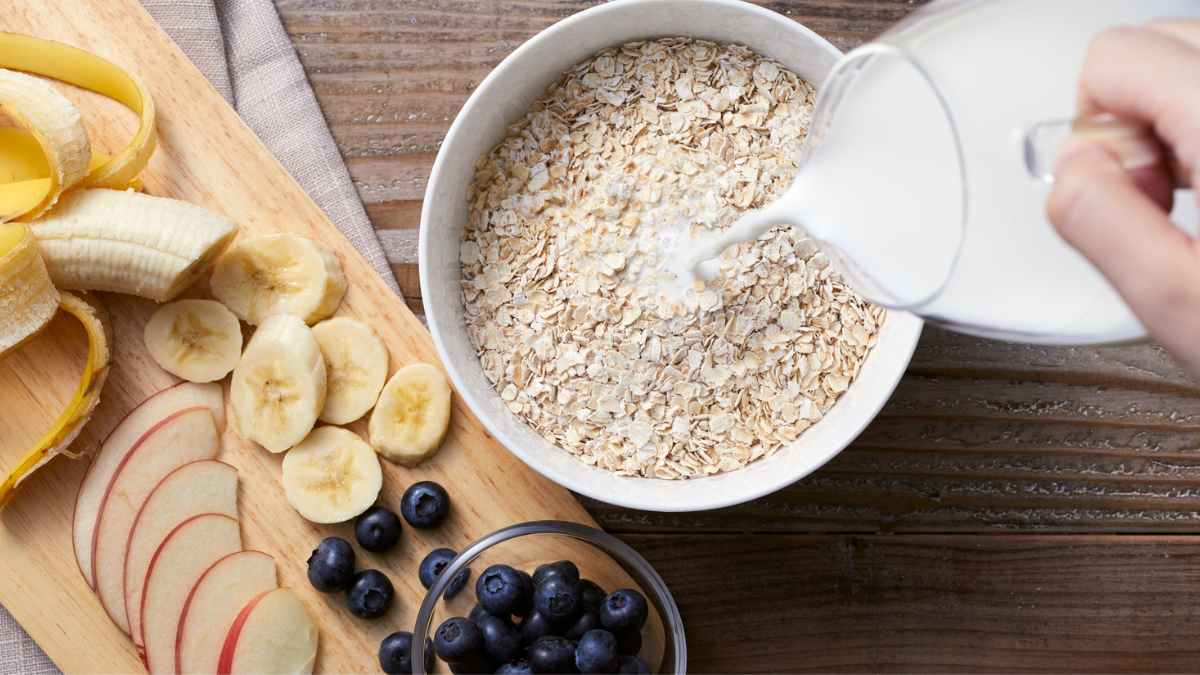 Che do an sang khoa hoc voi yen mach nguyen hat, sua it beo va viet quat gop phan giam nguy co tang axit uric, ho tro nguoi mac gout theo phan tich tu Harvard School of Public Health va Vien nghien cuu INCLIVA. Anh: Canva