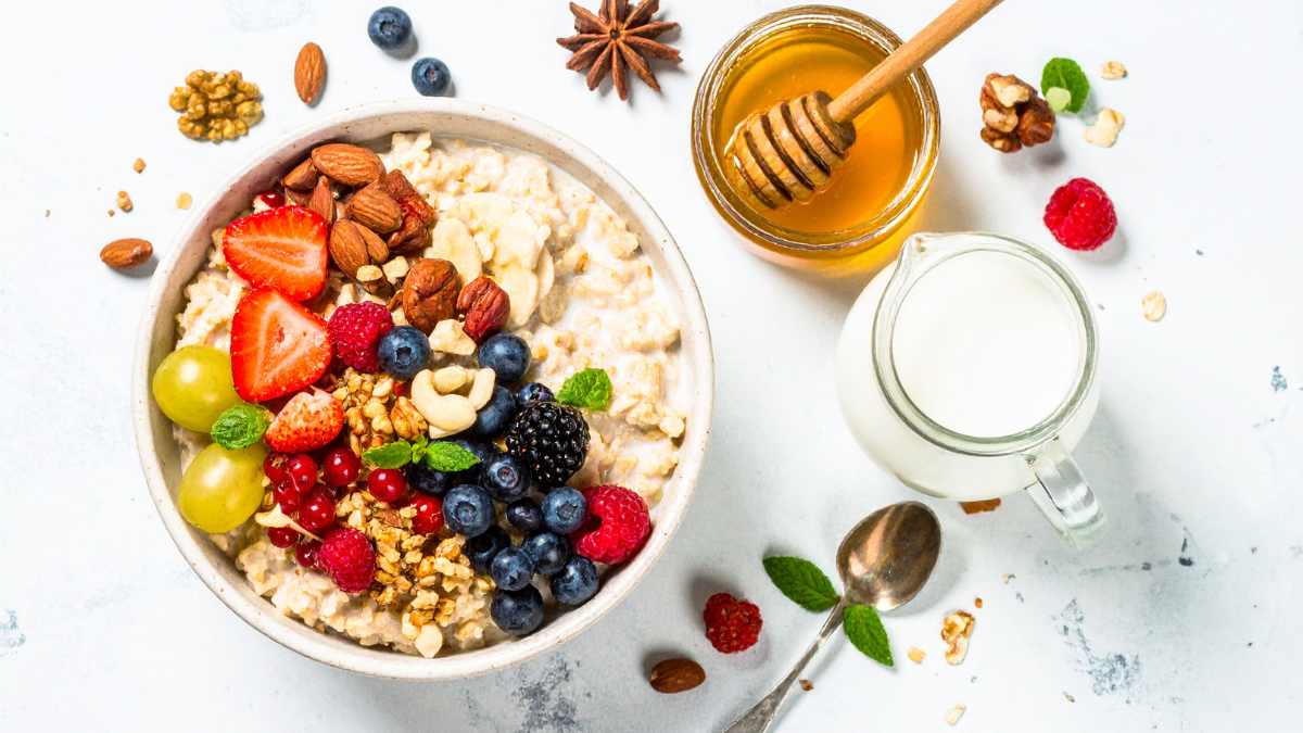 Whole grain oatmeal, low-fat milk and blueberry breakfast are options that help reduce uric acid. Photo: Canva