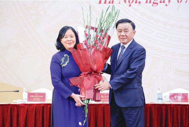 Ong Tran Cam Tu - Uy vien Bo Chinh tri, Thuong truc Ban Bi thu tang hoa chuc mung ba Bui Thi Minh Hoai duoc hiep thuong giu chuc Chu tich Uy ban Trung uong MTTQ Viet Nam. Anh: Huu Chanh