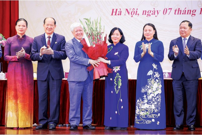 Ong Do Van Chien - Uy vien Bo Chinh tri, Pho Bi thu Thuong truc Dang uy Quoc hoi, Pho Chu tich Quoc hoi, nguyen Bi thu Dang uy MTTQ, cac doan the Trung uong, nguyen Chu tich Uy ban Trung uong MTTQ Viet Nam cung lanh dao Dang uy MTTQ, cac doan the Trung uong, Uy ban Trung uong MTTQ Viet Nam chuc mung ba Bui Thi Minh Hoai. Anh: Huu Chanh