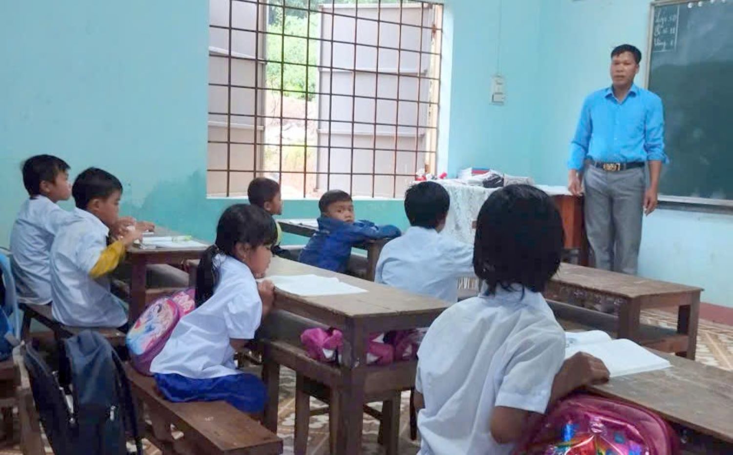 Thay giao Ho Van Thanh hon 20 nam bam diem truong o vung kho. Anh: Dinh Sam