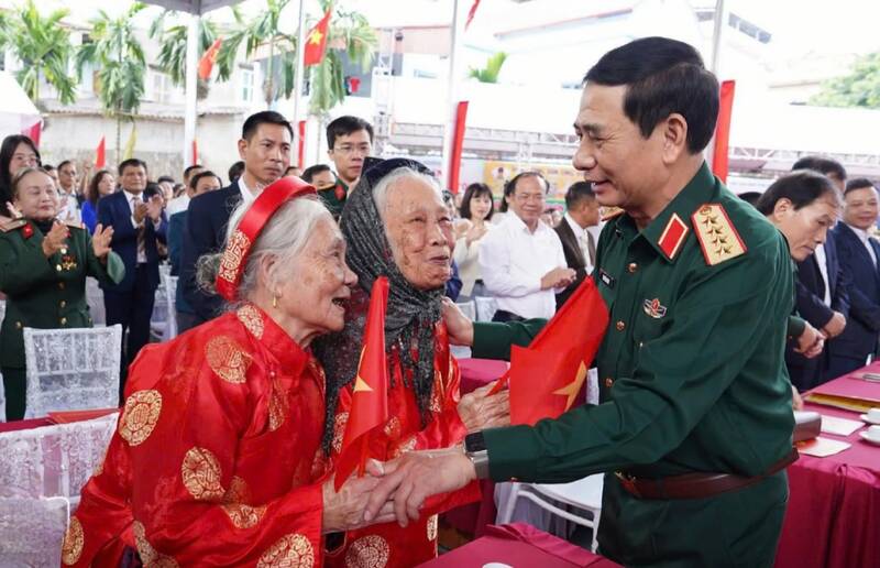 General Phan Van Giang visited people in Dong residential group, Linh Son ward. Photo: Thai Nguyen GOP