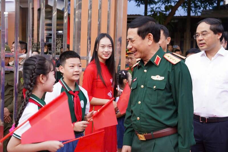 Dai tuong Phan Van Giang cung doan cong tac du Ngay hoi Dai doan ket cac dan toc tai to dan pho Dong. Anh: Thai Nguyen GOP