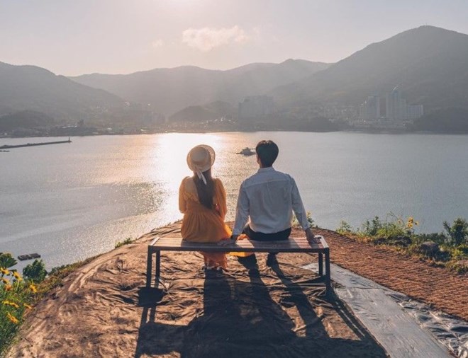 sophisticated and elegant gestures will help men increase their attraction in her eyes. Photo: Netherlands