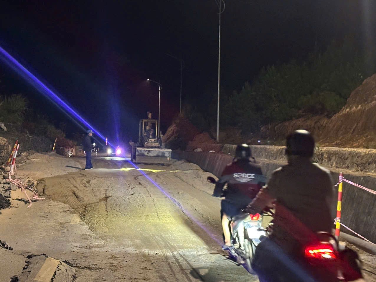 The authorities have coordinated and urgently repaired the situation on National Highway 24 through Mang Den and Quang Ngai. Photo: Nguyen Thanh