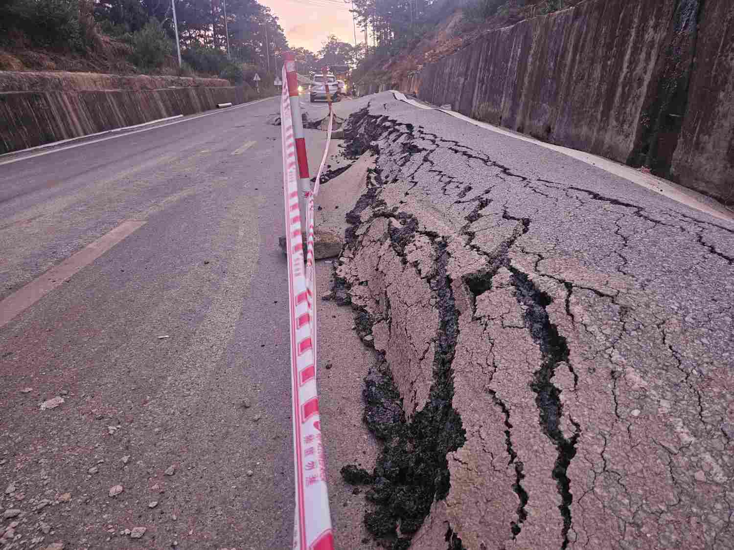 Mat QL 24 bi dun cao len bat thuong do anh huong satt lo tu ta luy duong. Anh: Nguyen Thanh