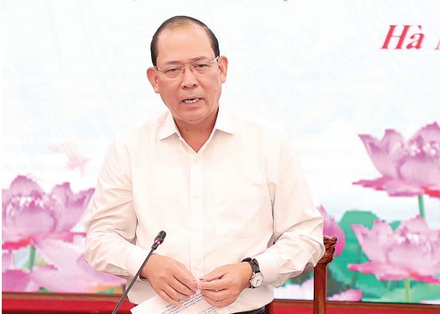 ベトナム祖国戦線中央委員会副委員長のホアン・コン・トゥイ氏は、2025年10月3日、ベトナム祖国戦線中央委員会の2026年社会監視・批判計画の内容を統一するための社会政治団体との協議会議で講演した。写真:トゥック・クエン