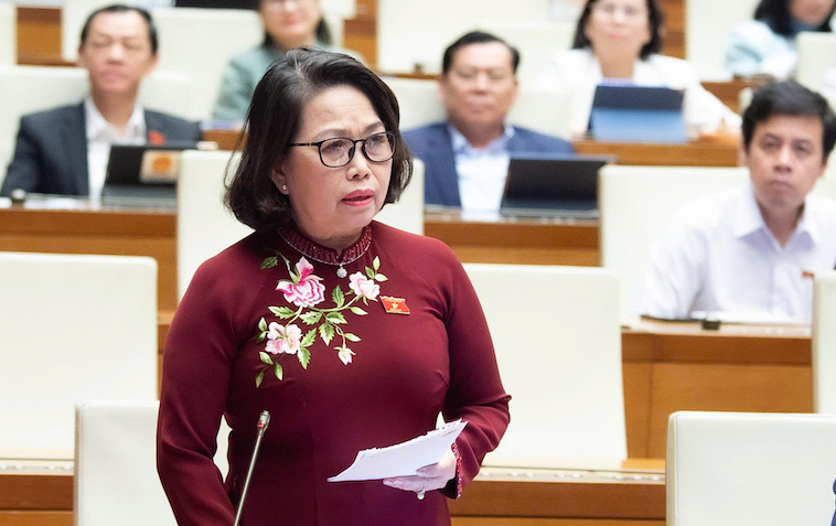 Dai bieu Nguyen Thi Yen (doan THPCM) de nghi tam hoan cac du an chua cap bach, don luc cho nganh giao duc, trong do co viec mien phi SGK ngay tu nam 2026. Anh: Media Quoc hoi