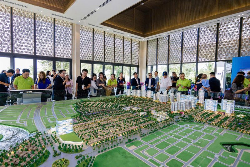 Khach hang tham quan mot du an giap ranh phia dong TP.HCM. Anh: Batdongsan.com.vn