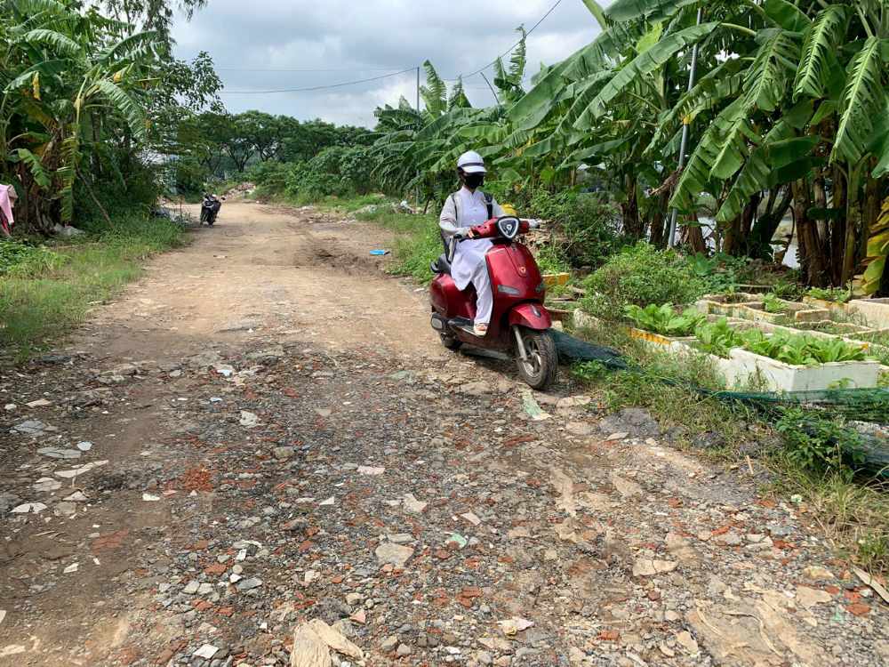 Duong xuong cap gay kho khan trong viec di lai cua nguoi dan. Anh: Thanh Huyen