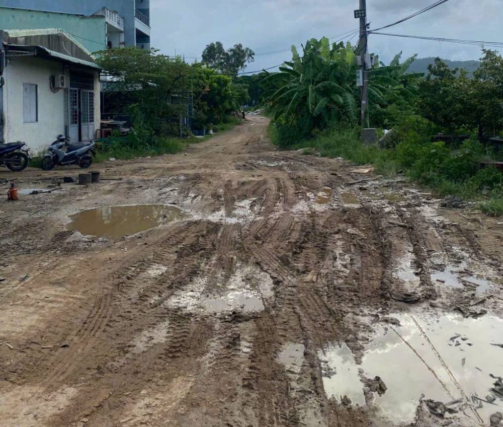 People suffer because the 50m road in Da Nang is slow to be implemented. Photo: Thanh Huyen