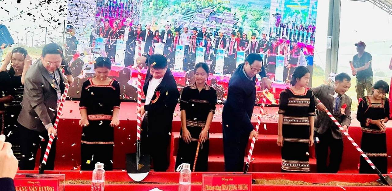 Nghi thuc khoi cong xay dung Truong pho thong noi tru lien cap tieu hoc-trung hoc co so xa Mo Rai. Anh: Vien Nguyen