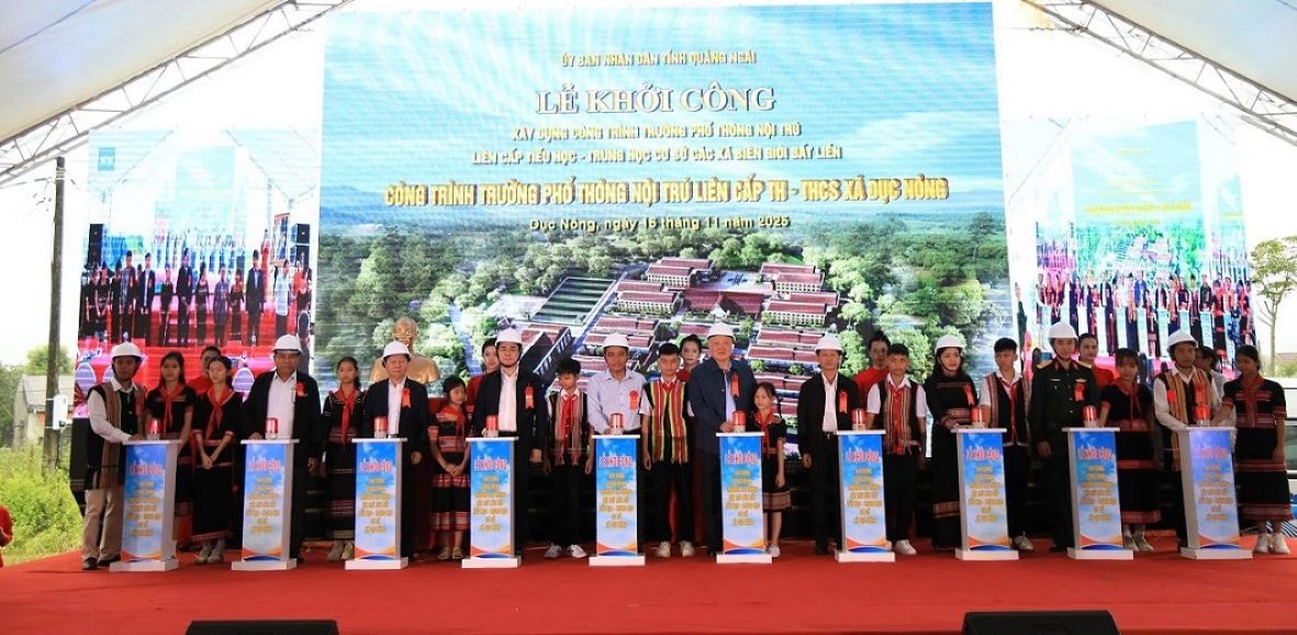 Deputy Prime Minister Nguyen Hoa Binh and leaders of ministries, branches and Quang Ngai province performed the groundbreaking ceremony. Photo: Vien Nguyen