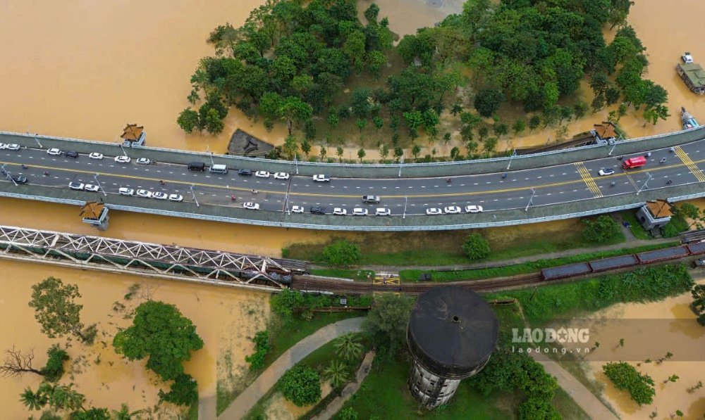 Sau do 2 doan tau lai rut khoi cau. Den 14h ngay 3.11, nuoc lu dang tro lai, buoc nganh duong sat phai dieu tau lan thu ba va tiep tuc gia tang suc nang cho cau Bach Ho – Da Vien.