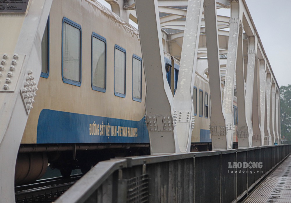 Than cau duoc xay dung hoan toan bang thep.