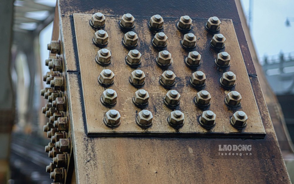 Cau tung co mau son den khi moi xay dung, sau do chuyen sang mau trang nhu ngay nay. Thoi chien, cong trinh bi danh gay hai lan vao nam 1946 va Mau Than 1968.