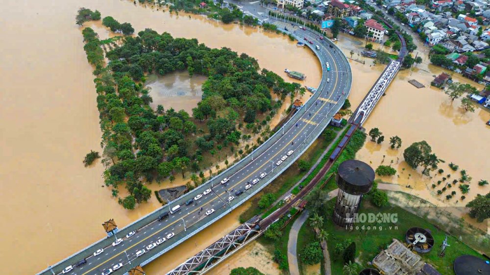 Theo cac tu lieu, tuyen duong sat Hue – Quang Tri duoc thiet lap nam 1908 va cau duoc dung len bang ket cau thep. Ban dau, ca hai doan deu mang ten cau Da Vien do cung bang qua con dat nho cung ten giua dong song.