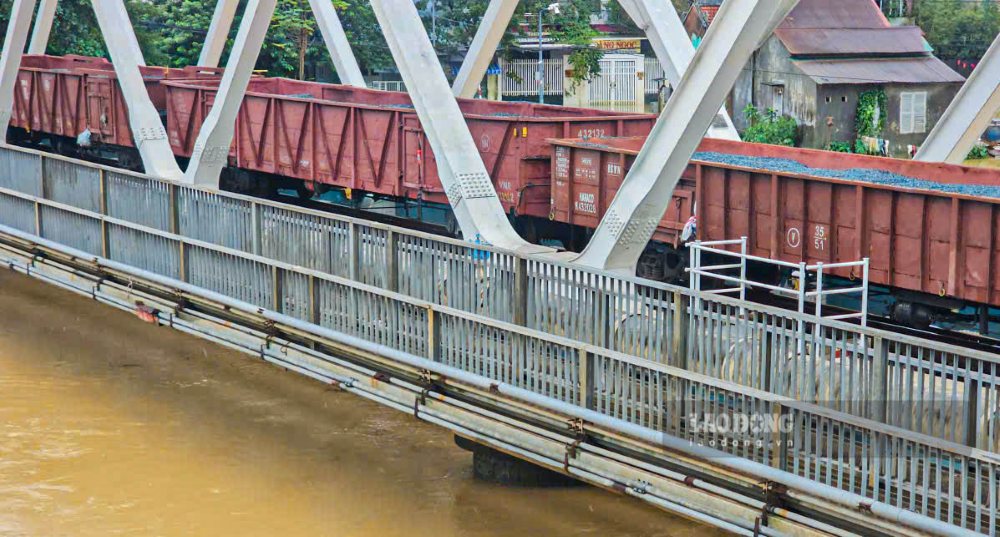 Duoc biet, 2 doan tau cho khoi luong da len den 1.100 tan. Giai phap nham chong lu du cuon troi cau.