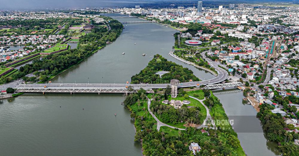 Hai cay cau duong sat Bach Ho va Da Vien nam song song voi cau duong bo Da Vien, bac qua song Huong, ket noi phuong Phu Xuan voi Thuan Hoa cua TP Hue. Day la cum cong trinh co vai tro dac biet quan trong trong hoat dong giao thong duong sat Bac – Nam qua mien Trung.