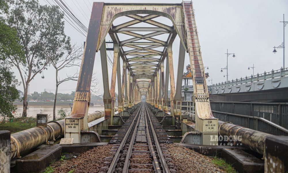 Hien hai ben cau van co loi di danh cho phuong tien tho so. Sau hon 117 nam, cum cau nay van la mot phan quan trong trong ky uc do thi Hue va trong van hanh cua tuyen duong sat quoc gia.