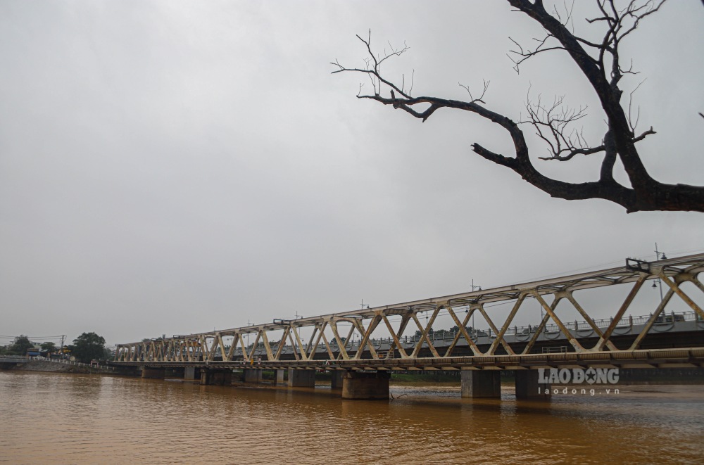 Tuy vay, nguoi dan quen tach ten cau theo vi tri: doan dai gan 308m o phia Bac duoc goi la cau Bach Ho vi nam canh cau duong bo Bach Ho (cau Loi Te xua, nay la cau Kim Long).