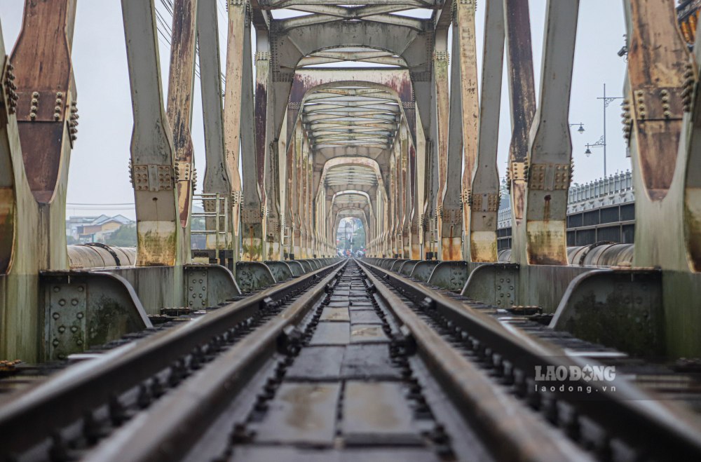 Trong dot mua lu lich su bat dau tu ngay 27.10, nuoc song Huong dang cao khien nganh duong sat phai dieu dong doan tau cho da len tran giu de bao ve cau. Sang 29.10, khi nuoc lu tren song Huong rut, 2 doan tau duoc rut ve. Nhung den toi 29.10, khi thoi tiet tiep tuc xau, 2 doan tau duoc dua tro lai de gia co.