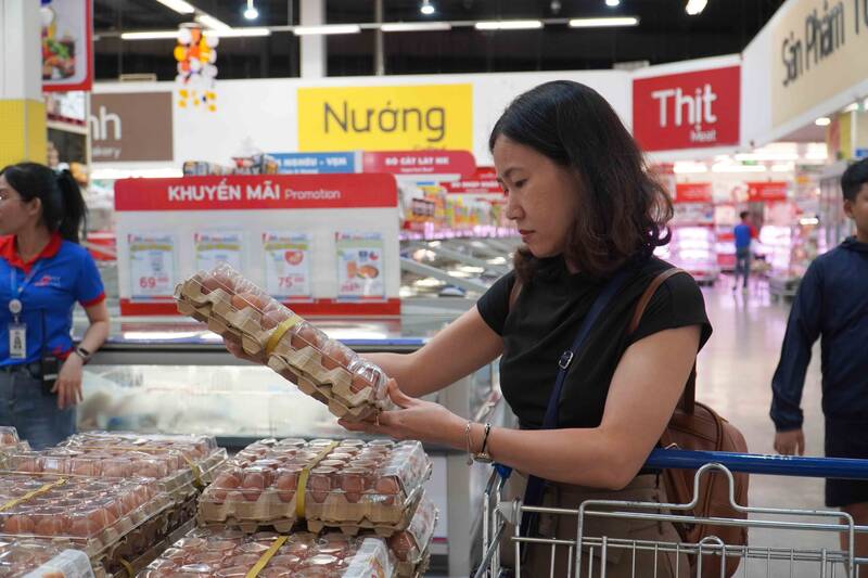 La gente da prioridad a la compra de productos etiquetados como 'Tick verde de responsabilidad'. Foto: Ngoc Le