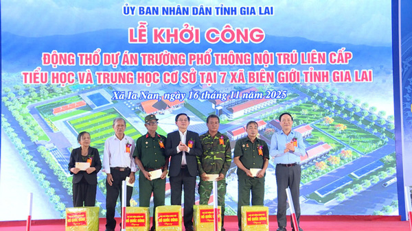 At the groundbreaking ceremony for the school construction, Deputy Prime Minister Ho Quoc Dung and Chairman of the Provincial People's Committee Pham Anh Tuan presented gifts to policy households. Photo: Thien Di