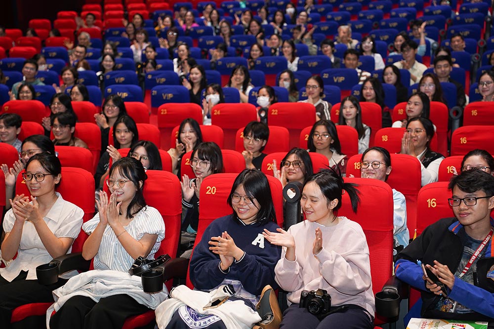 Khan gia hao hung tham gia Tuan phim chao mung LHP Viet Nam XXIV. Anh: Ken Vu