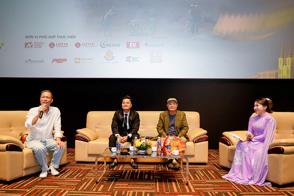 Tuan phim chao mung LHP mo man voi bo phim “Mui co chay” cung buoi giao luu voi ekip thuc hien bo phim. Anh: Ken Vu