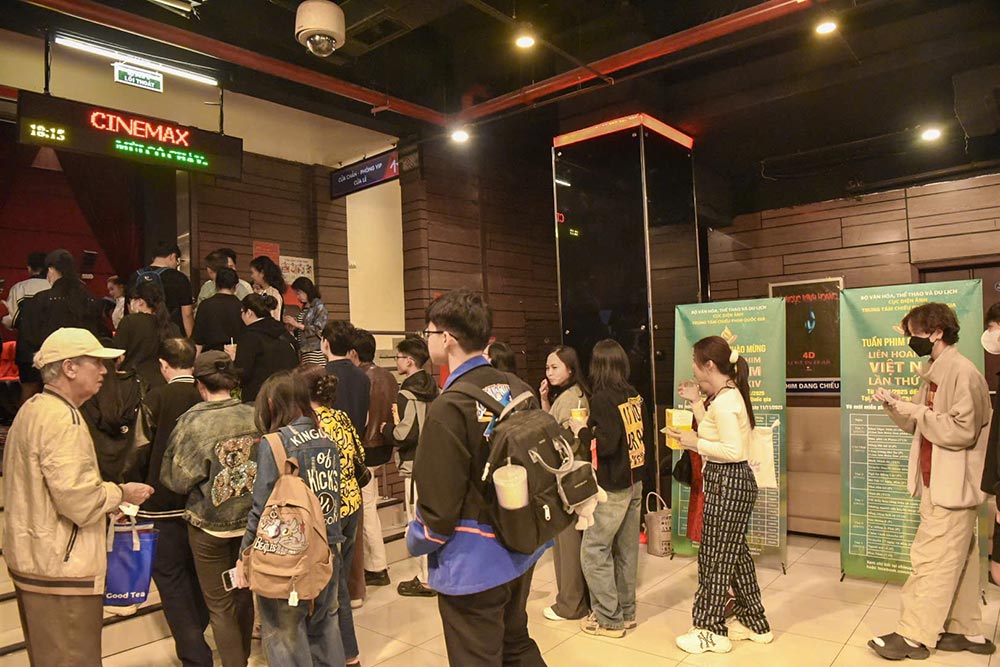 Dong dao khan gia co mat theo doi bo phim Viet Nam noi bat trong tuan phim. Anh: Ken Vu