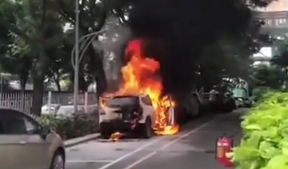 Chiec oto boc chay tai chung cu. Anh: Dong Hoang